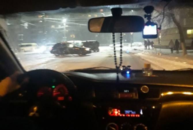 В Брянске рядом с больницей №1 столкнулись два автомобиля