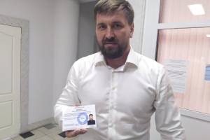 Виталий Минаков получил удостоверение зарегистрированного кандидата в Госдуму