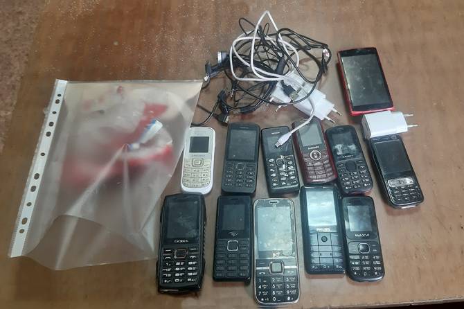В Брянской области 22-летний москвич попытался перебросить зэкам 8 мобильников