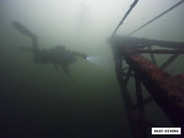 Брянские дайверы обнаружили экскаватор на дне Голубого озера