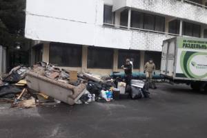 В Брянске из бывшей морской школы вывезли две тонны мусора