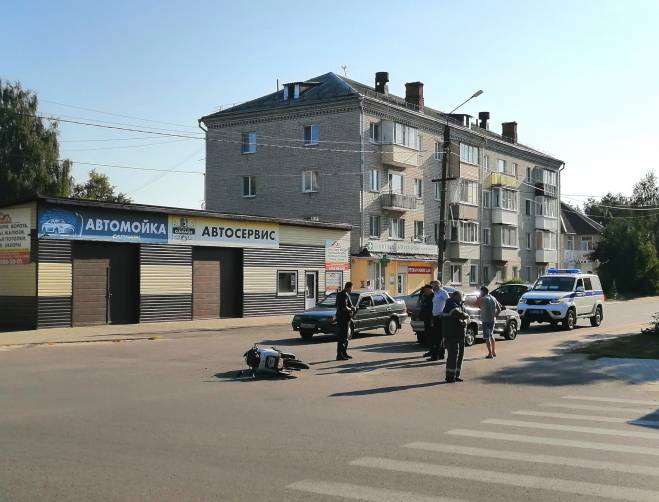 В Новозыбкове на улице Ломоносова легковушка сбила мотоциклиста