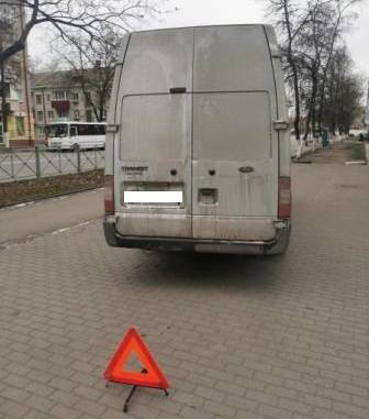 В Брянске водитель микроавтобуса сломал ногу 62-летней женщине