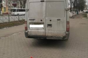 В Брянске водитель микроавтобуса сломал ногу 62-летней женщине
