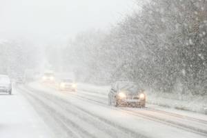 Брянских водителей призвали к осторожности в условиях сильного снегопада и гололедицы