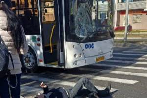 В Брянске 49-летний мужчина бросился под автобус и сломал таз