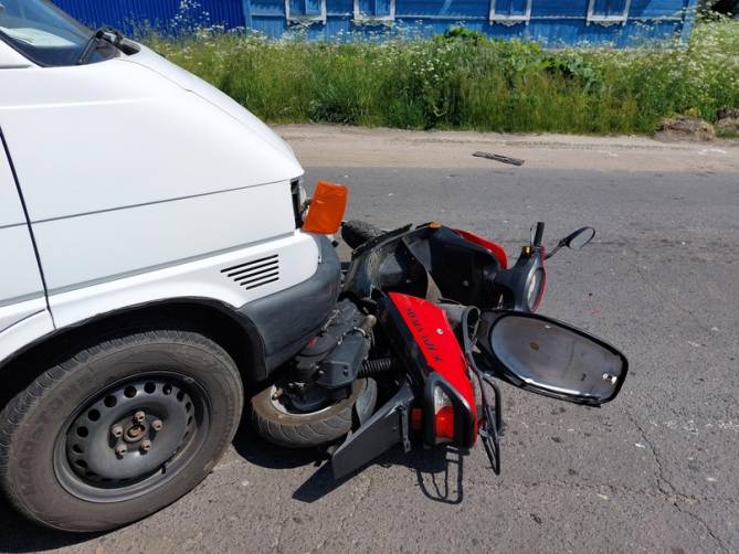 В Новозыбкове 47-летний мопедист врезался в легковушку и сломал бедро