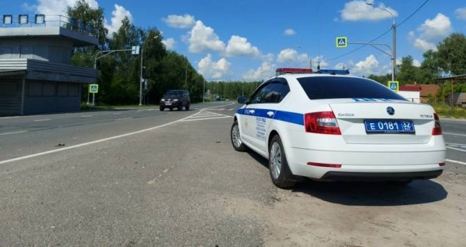 В Брянске Toyota Camry не разъехалась с автобусом Peugeot Boxer