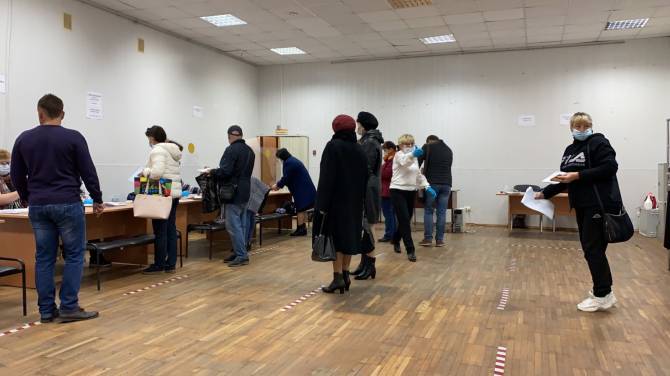 В Брянской области на избирательных участках выстроились очереди