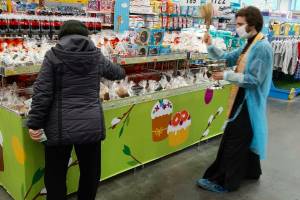 В Брянске освятили пасхальные куличи в гипермаркете «Ленте»