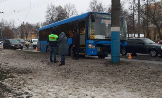 В Брянске ДТП с автобусом №27 обошлось без пострадавших