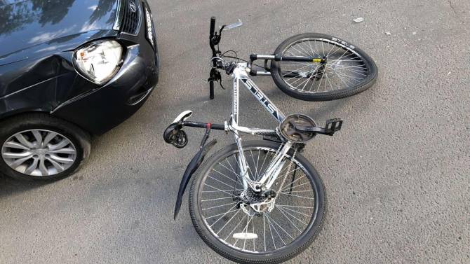 В Клинцах водитель иномарки сломал череп 13-летнему подростку на велосипеде