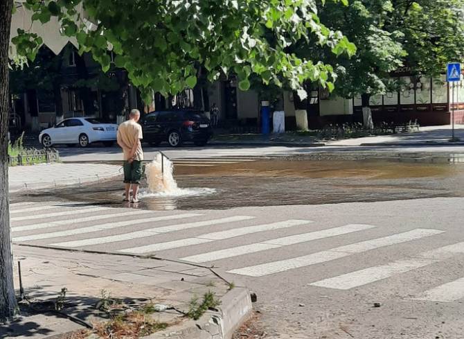 В Брянске на улице Куйбышева возле «БУМ-Сити» забил гейзер из водопроводного люка