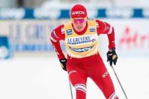 Несмотря на падение брянский лыжник Большунов выиграл масс-старт на Кубке мира