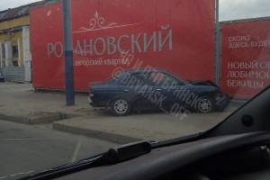 В Брянске легковушка врезалась в место стройки квартала «Романовский»