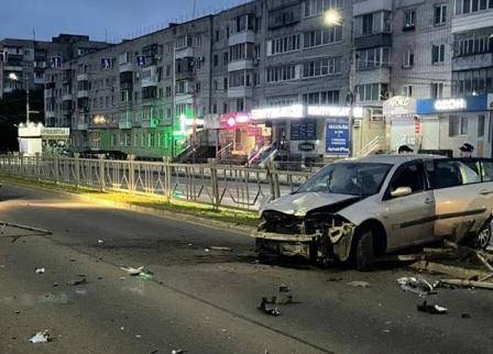 В Брянске молодой водитель врезался в дорожное ограждение