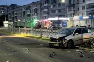 В Брянске молодой водитель врезался в дорожное ограждение
