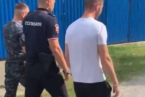 В Севске два грузчика украли у работодателя сейф с почти миллионом рублей