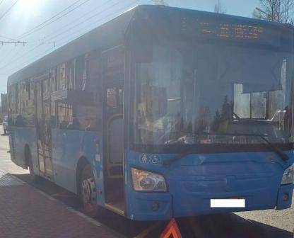 В Брянске водитель синего автобуса уронил 76-летнюю пенсионерку