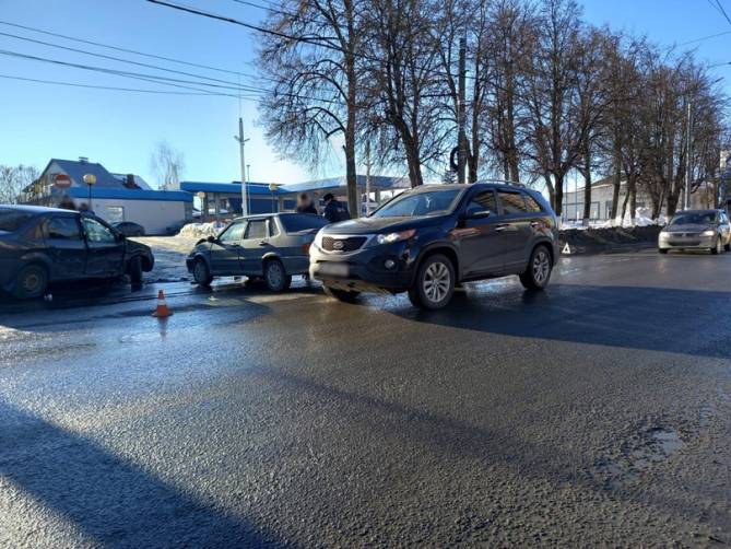 В Брянске водитель иномарки врезался в «ВАЗ» и покалечил пассажирку