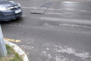 Накануне 1 сентября на дороге у брянской школы разломали лежачего полицейского