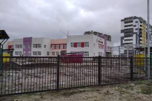 В Брянске развалился новый тротуар возле детского сада «Гармония»