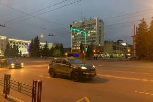 В Брянске включили первый светофор со светящимися стойками