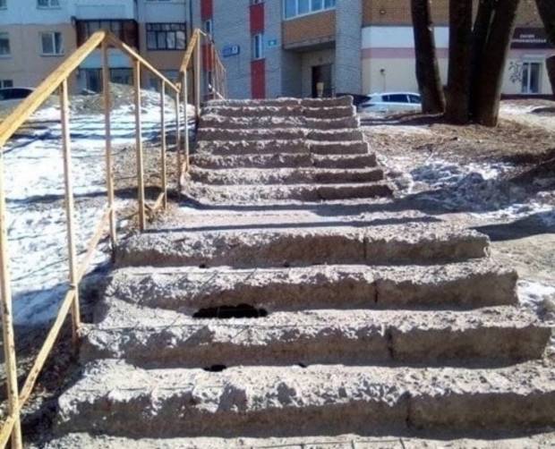 Горожане попросили отремонтировать убитую лестницу на Романа Брянского