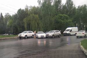 В Брянске на выезде с БГИТУ столкнулись две легковушки