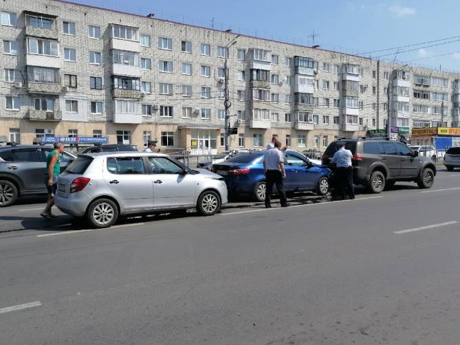 В Брянске на проспекте Московском собрался «паровозик» из трех авто