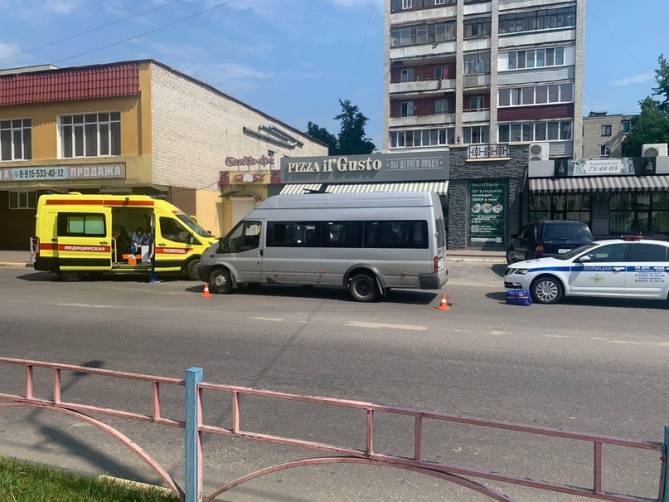 В Брянске водитель микроавтобуса врезался в Hyundai и покалечил старушку