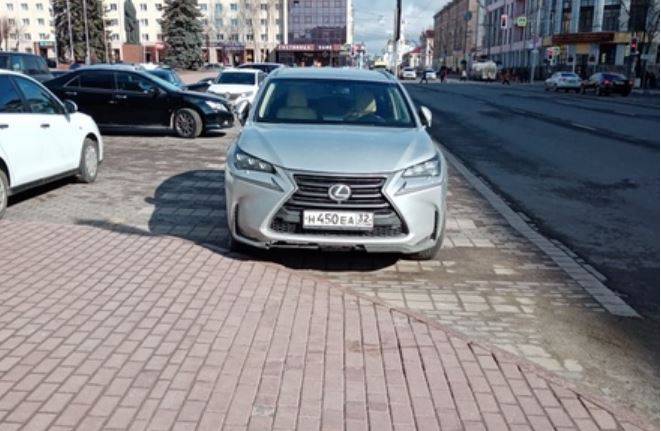 В Брянске водитель Lexus припарковался на зебре возле правительства