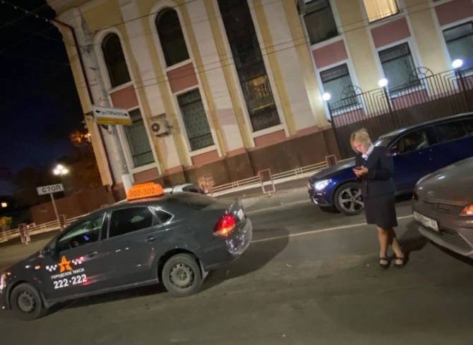 В Брянске на проспекте Ленина легковушка въехала сзади в такси