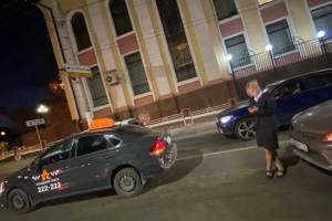 В Брянске на проспекте Ленина легковушка въехала сзади в такси
