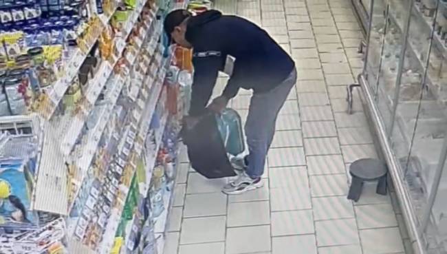 В Брянске 23-летний уголовник украл из магазина детское питание и средства гигиены