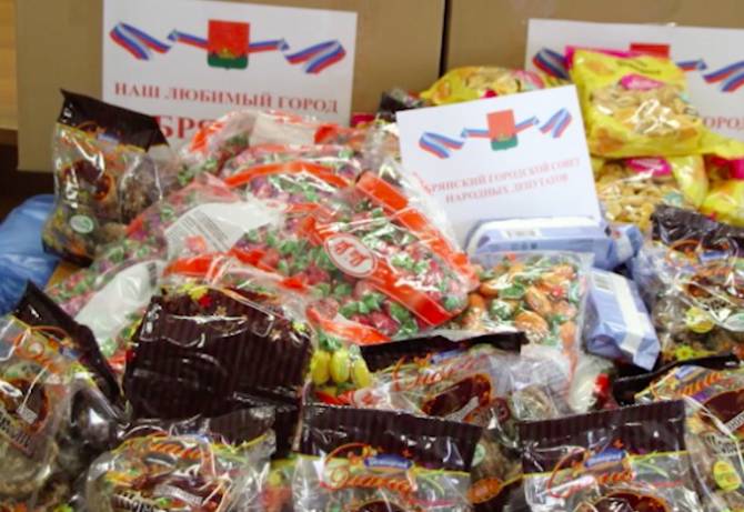 В Брянске волонтёрский штаб горсовета накормил сладостями воспитанников колонии