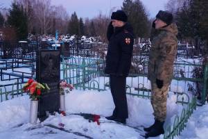 В Брянске росгвардейцы почтили память погибшего в Чечне товарища