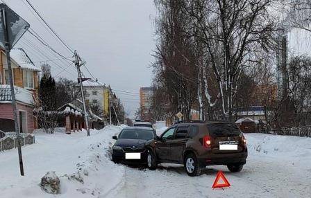 В Брянске водитель Renault влетел в иномарку и разбил голову