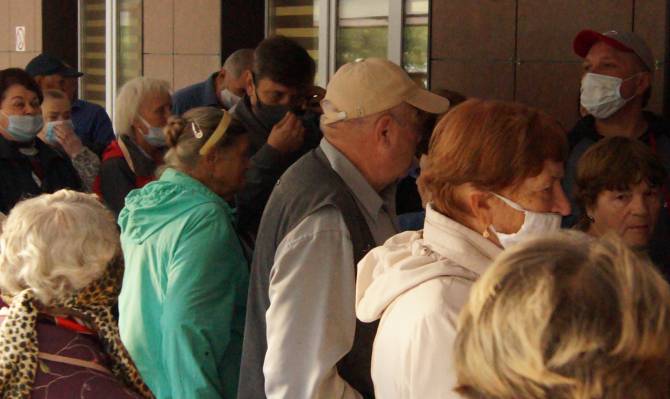 В Брянске пенсионеры занимают очередь в поликлиниках в 3 часа ночи