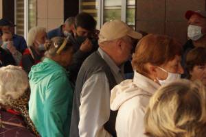 В Брянске пенсионеры занимают очередь в поликлиниках в 3 часа ночи