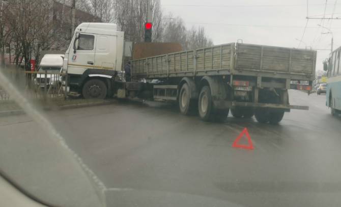 В Брянске на проспекте Станке Димитрова грузовик протаранил ограждение