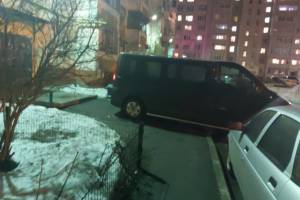 В Брянске заезжий водитель захватил тротуар во дворе многоэтажки