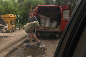 В Брянске стройбригада попалась на выгрузке мусора в контейнер для населения