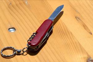 В Суражском районе мужчина проткнул легкое приятелю туристическим ножом