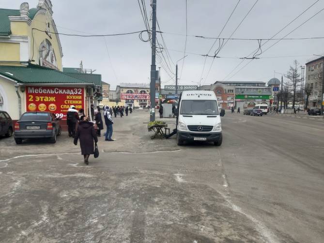 В Брянске торговцы мимозой перекрыли въезд на парковку у Бежицкого рынка