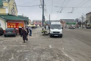 В Брянске торговцы мимозой перекрыли въезд на парковку у Бежицкого рынка