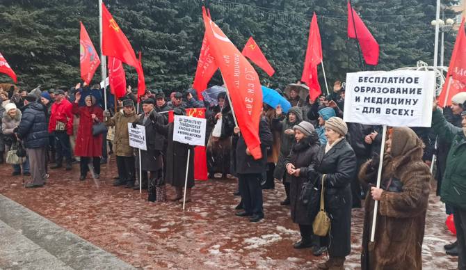 В Брянске коммунисты устроили митинг в честь несуществующей армии