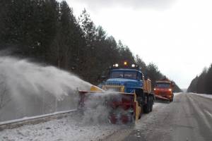 С последствиями снегопада на брянских трассах борются 200 единиц техники
