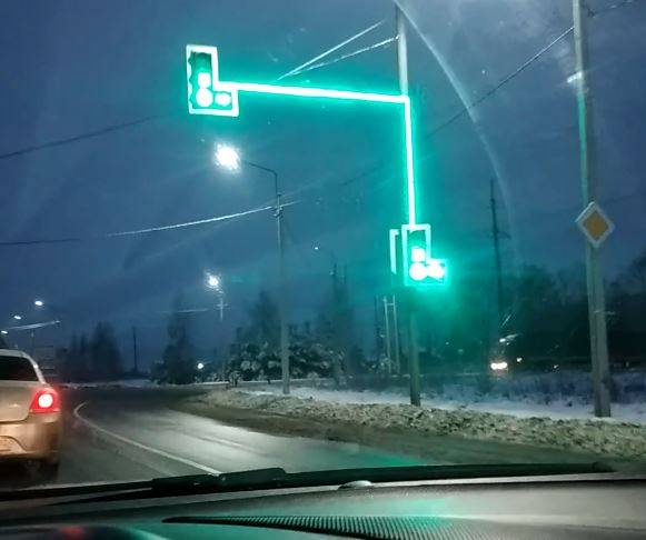В Брянске появился второй светофор со светящимися стойками