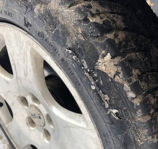 В Брянске неизвестные порезали колеса в припаркованной в «Речном» легковушке